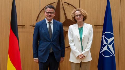 Ministerpräsident Boris Rhein trifft NATO-Generalsekretärin Radmila Šekerinska Ministerpräsident Boris Rhein (links), der neben der Flagge der Bundesrepublik Deutschland steht, trifft NATO-Generalsekretärin Radmila Šekerinska (rechts), die neben der Flagge der NATO steht.
