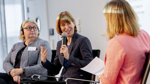 Podiumsdiskussion mit Heike Hofmann, Hessische Ministerin für Arbeit, Integration, Jugend und Soziales, Katarina Ivanković Knežević, Direktorin für Soziale Rechte und Inklusion der Generaldirektion Beschäftigung, Soziales und Inklusion und Moderatorin Tessa Clara Walther, Europa-Korrespondentin der Deutschen Welle