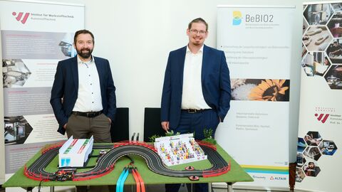 Mitarbeiter des Instituts für Werkstofftechnik und Kunststofftechnik der Universität Kassel Mitarbeiter des Instituts für Werkstofftechnik und Kunststofftechnik der Universität Kassel