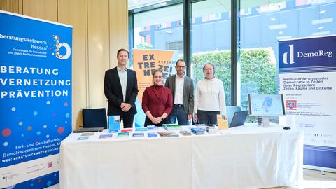 Das Team des Demokratiezentrums Marburg und der Forschungsverbund „Herausforderungen der Demokratie in Zeiten ihrer Regression: Zeiten, Räume und Diskurse (DemoReg)“ Das Team des Demokratiezentrums Marburg und der Forschungsverbund „Herausforderungen der Demokratie in Zeiten ihrer Regression: Zeiten, Räume und Diskurse (DemoReg)“