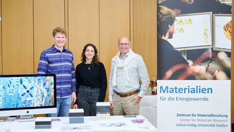 Die Arbeitsgruppenmitglieder von Prof. Jürgen Janek, Exzellenzcluster Post Lithium Storage (POLiS) an der Justus-Liebig-Universität Gießen Die Arbeitsgruppenmitglieder von Prof. Jürgen Janek, Exzellenzcluster Post Lithium Storage (POLiS) an der Justus-Liebig-Universität Gießen