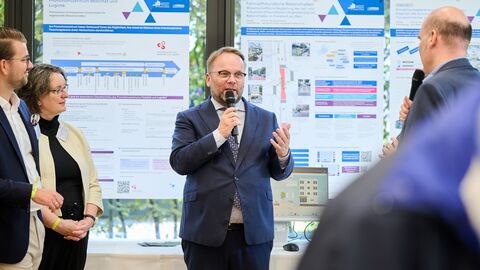 Hessens Forschung live erleben. Der Hessische Wissenschaftsminister, Timon Gremmels, stellte Spitzenforschung „made in Hessen“ vor Hessens Forschung live erleben. Der Hessische Wissenschaftsminister, Timon Gremmels, stellte Spitzenforschung „made in Hessen“ vor