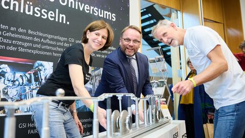 Staatsminister Timon Gremmels (Mitte) und Mitarbeiter des Helmholtzzentrums GSI und Beschleunigungszentrums FAIR Staatsminister Timon Gremmels (Mitte) und Mitarbeiter des Helmholtzzentrums GSI und Beschleunigungszentrums FAIR