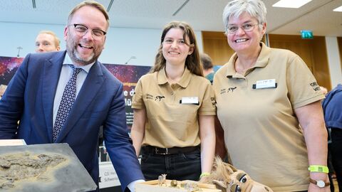 Staatsminister Gremmels und Mitarbeiterinnen der Grube Messel, Deutschlands erstes UNESCO-Weltnaturerbe Staatsminister Gremmels und Mitarbeiterinnen der Grube Messel, Deutschlands erstes UNESCO-Weltnaturerbe