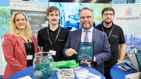 Das Team des LOEWE-Zentrums „ermergenCITY“ der TU Darmstadt und Staatsminister Timon Gremmels (2.v.r.) Das Team des LOEWE-Zentrums „ermergenCITY“ der TU Darmstadt und Staatsminister Timon Gremmels (2.v.r.)