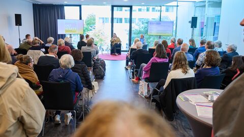 Live-Podcast mit Nine-Christine Müller (links im Bild): Ostwärts – ZEITzeugen, im Gespräch mit Dr. Carolin Leutloff-Grandits (Mitte), Europa-Universität Viadrina Frankfurt/Oder, und Rita Gille (rechts im Bild), Ortschronistin aus Vatterode (Eichsfeld) an der hessisch-thüringischen Grenze Live-Podcast mit Nine-Christine Müller (links im Bild): Ostwärts – ZEITzeugen, im Gespräch mit Dr. Carolin Leutloff-Grandits (Mitte), Europa-Universität Viadrina Frankfurt/Oder, und Rita Gille (rechts im Bild), Ortschronistin aus Vatterode (Eichsfeld) an der hessisch-thüringischen Grenze