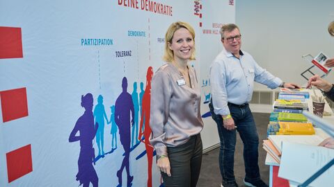 Interessante Fachbücher und packende Werke der Zeitgeschichte lagen am Stand der Hessischen Landeszentrale für politische Bildung aus Interessante Fachbücher und packende Werke der Zeitgeschichte lagen am Stand der Hessischen Landeszentrale für politische Bildung aus