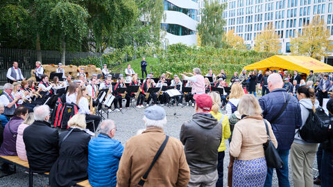 Live und unter freiem Himmel – Die Brass-Band Biblis beim Tag der offenen Tür Live und unter freiem Himmel – Die Brass-Band Biblis beim Tag der offenen Tür
