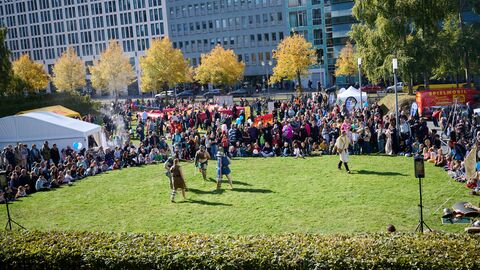 Auf dem Freigelände der Landesvertretung wurden von der Berliner Gladiatorenschule „GLADIATORES BEROLINENSES" Schau-Gladiatorenkämpfe aufgeführt Auf dem Freigelände der Landesvertretung wurden von der Berliner Gladiatorenschule „GLADIATORES BEROLINENSES" Schau-Gladiatorenkämpfe aufgeführt