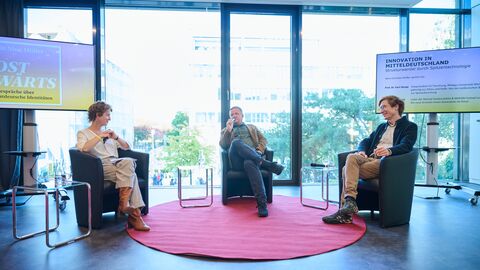 Live-Podcast mit Nine-Christine Müller (links im Bild): Im Gespräch mit zwei Experten aus Forschung und Wirtschaft, Prof. Dr. Gert Bange (Mitte) und Marco Weichold (rechts im Bild) Live-Podcast mit Nine-Christine Müller (links im Bild): Im Gespräch mit zwei Experten aus Forschung und Wirtschaft, Prof. Dr. Gert Bange (Mitte) und Marco Weichold (rechts im Bild)