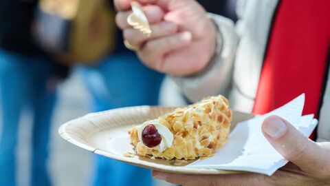 Ein kulinarisches Highlight zum Schluss: Ein Stück süßer Frankfurter Kranz Ein kulinarisches Highlight zum Schluss: Ein Stück süßer Frankfurter Kranz