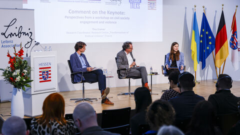 Podiumsdiskussion des Crisis Talks - „Menschenrechte unter Druck: Wie kann die EU zivilgesellschaftliches Engagement in Zeiten globaler Machtverschiebungen stärken?“