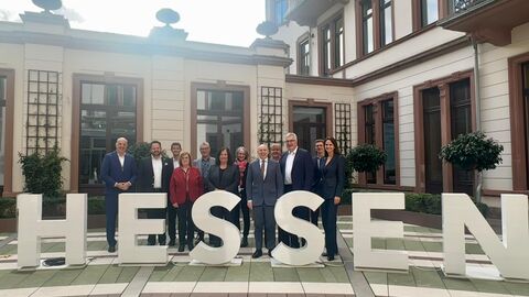 Vertreterinnen und Vertreter der Kammern in Hessen im Innenhof der Staatskanzlei