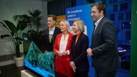 Digitalministerin Sinemus mit weiteren Personen von Google