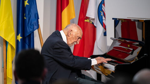 Zeitzeuge Dr. Simon Gronowski am Piano