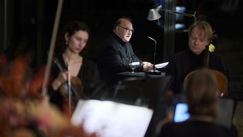 Der Schauspieler Udo Samel gibt den Lebensgeschichten, die sich hinter den Kompositionen verbergen, eine Stimme