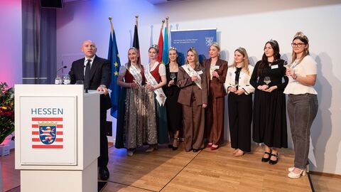 Europaminister Pentz mit den Weinhoheiten Weinfest 2025