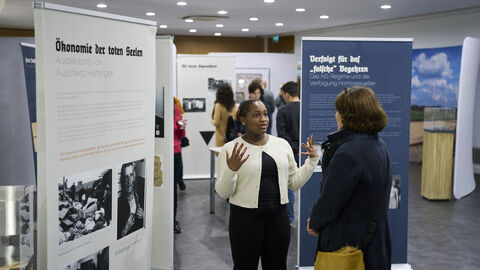 Die Schülerin Audrey Zambou im Gespräch mit einer Besucherin