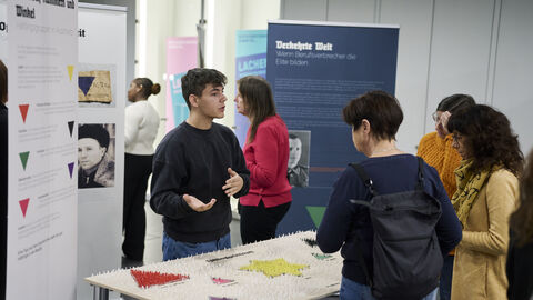 Der Schüler Santino Jung erläutert die Kennzeichnungen, mit denen Häftlinge in Lagern stigmatisiert wurden 