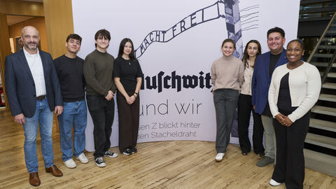 Die Lehrkräfte Benjamin Pizarro (2.v.r.) und Helmut Walter (1.v.l.) mit den Schülerinnen und Schülern (v.l.n.r.) Santino Jung, Silas Kinkel, Lara Özdemir, Friederike Hey, Ichrak Boujraf und Audrey Zambou