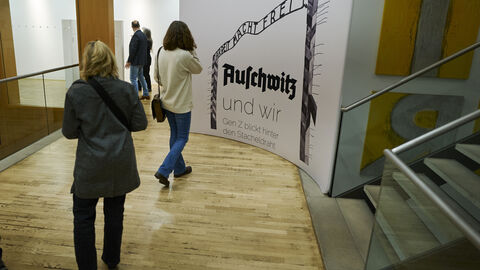 Die Ausstellung „Auschwitz und wir – GenZ blickt hinter den Stacheldraht“ konnte im November 2025 in der Hessischen Landesvertretung besichtigt werden