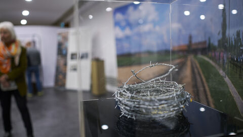 Stacheldrahtzaun – ein Symbol der Ausgrenzung und Isolation 