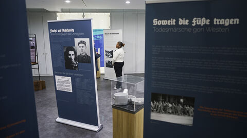 Verschiedene Schautafeln zeigen das Leid der Gefangenen im Konzentrationslager Ausschwitz 