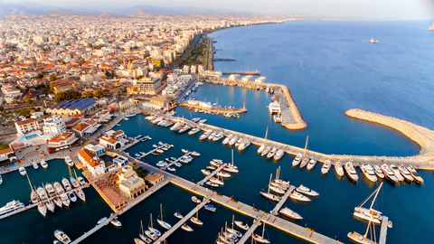Hafen der zypriotischen Stadt Limassol von oben