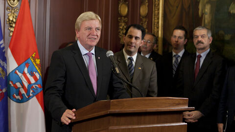 Ministerpräsident a.D. Bouffier hält eine Rede im Rahmen seiner Reise nach Wisconsin im Jahr 2011