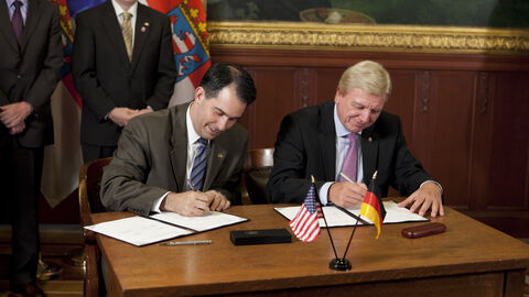 Ministerpräsident a.D. Bouffier unterzeichnet ein Dokument