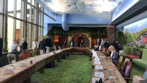 Konferenzsaal eines Unternehmens, eingerichtet wie im Dorf der Hobbits