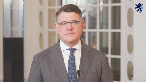 Boris Rhein schaut in Kamera.