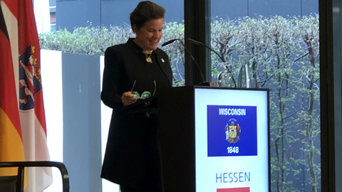 Melissa "Missy" Huges hält eine Rede in der Hessischen Landesvertretung in Berlin