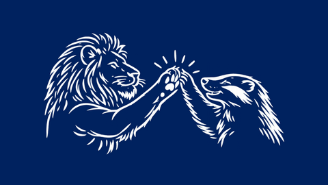 Ein Löwe und ein Dachs geben sich ein High Five