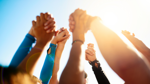 Hände zeigen nach oben zur Sonne