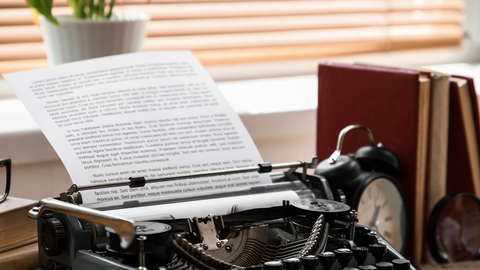 Schreibmaschine mit Büchern