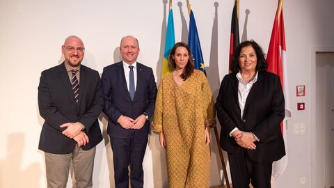 Jonathan Rosenzweig,Stellvertretender Leiter der israelischen Mission bei der EU und der NATO, Uwe Becker, Beauftragter der Landesregierung für Jüdisches Leben und den Kampf gegen Antisemitismus, Natalie Amiri, ARD-Korrespondentin/ „Weltspiegel“-Moderatorin und Autorin, und Staatssekretärin für Europaangelegenheiten, Internationales und Entbürokratisierung Karin Müller (v.l.n.r.)