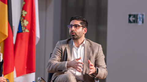 Kaweh Mansoori Minister für Wirtschaft, Energie, Verkehr, Wohnen und ländlichen Raum bei derPodiumsdiskussion "Fly European"