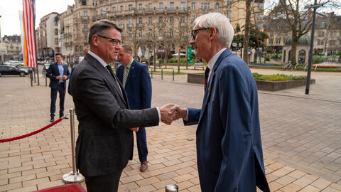 Ministerpräsident Boris Rhein und Gouverneur Tony Evers schütteln sich die Hand