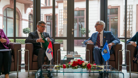 Ministerpräsident Boris Rhein und Gouverneur Tony Evers im Gespräch, sitzend in Sesseln