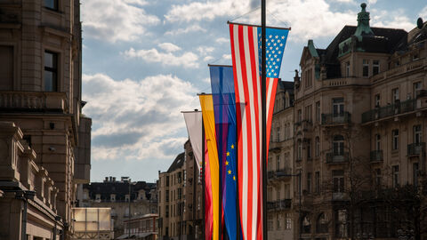 Wehende Flaggen vor der Hessischen Staatskanzlei