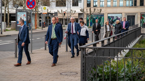 Delegation aus Wisconsin auf dem Weg in die Hessische Staatskanzlei