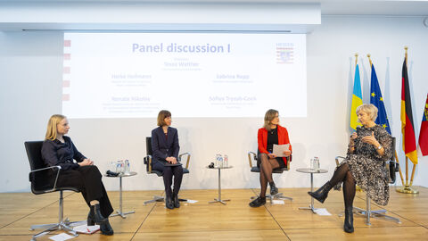 Podiumsdiskussion I bei der Veranstaltung „Digitale Kindheit und Jugend in Europa – Medienkompetenz als soziale Aufgabe“