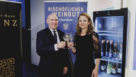 Auf ein Glas Wein am Stand des Bischöflichen Weinguts Rüdesheim
