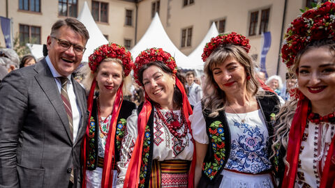 Ministerpräsident Rhein mit drei Frauen in Trachten