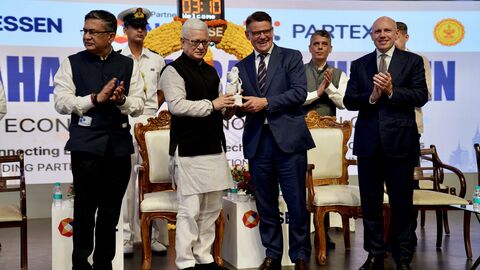 Ministerpräsident Rhein bei seinem Besuch der Börse „National Stock Exchange“ in Mumbai mit dem Gouverneur Jishnu Dev Varma, Constitutional Head of Maharashtra. 