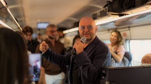 Bild 2: Bernd Breiter, der Mann hinter den Smart Rebels, begrüßt die Gäste im ICE nach Berlin. 