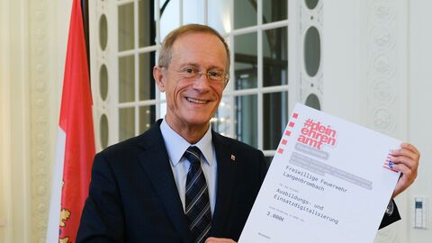 Der Chef der Staatskanzlei mit einem Förderbescheid