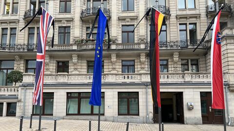 Anlässlich des Todes von Queen Elizabeth II. hängt die britische Flagge mit Trauerflor vor der Staatskanzlei in Wiesbaden. Anlässlich des Todes von Queen Elizabeth II. hängt die britische Flagge mit Trauerflor vor der Staatskanzlei in Wiesbaden.