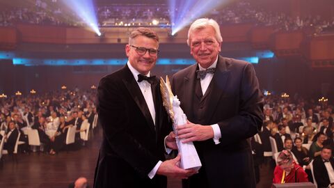 Ministerpräsident Boris Rhein überreicht beim 40. Deutschen Sportpresseball seinem Vorgänger im Amt, Ministerpräsident a.D. Volker Bouffier, den PEGASOS-Preis in der Kategorie „Besondere Verdienste um unser Land“.